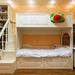 Пространство небольшой по размерам комнаты использовано по максимуму. Возле одной из стен детской разместились: узкий напольный шкаф-стеллаж, двухуровневая кровать, часть столешницы с настенными полками.