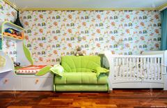 пространство между детскими спальными зонами разделено детским зеленым диваном