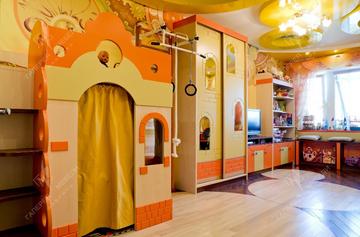 Многофункциональная детская комната для девочки. Мебель выдержана в стиле окружающего ее интерьера.