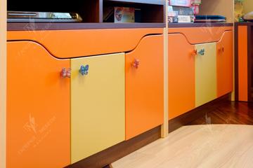 дверцы шкафчиков, ручки которых выполнены в виде разноцветных бабочек.