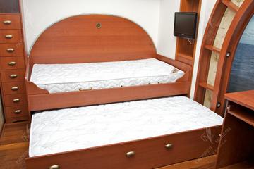 выкатная кровать позволяет организовать дополнительные спальные места для гостей мальчика