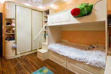 Мебельный гарнитур занимает практически каждый сантиметр периметра детской комнаты. Возле короткой стены входной группы мы разместили шкаф-купе.
