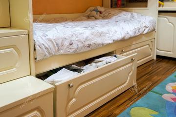 выдвижные ящики под кроватью для белья и спальных принадлежностей.
