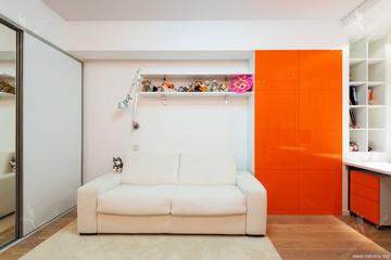 шкаф-купе (слева) и оранжевый шкаф-стеллаж встроены в нишу