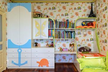 Шкаф с кроватью органично соединяются полками для игрушек и книг