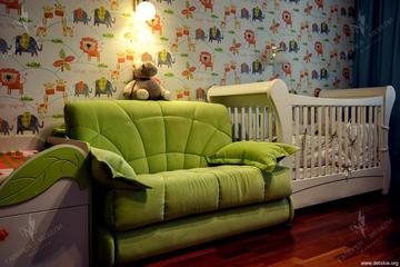 Зеленый диван и люлька изначально присутствовали в интерьере комнаты