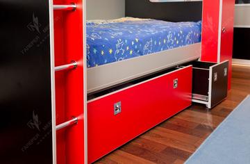 Выдвижные ящики кровати для хранения постельных принадлежностей.