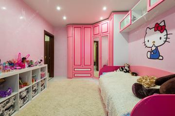 Чтобы не загораживать пространство вытянутой комнаты, детскую мебель мы разместили по периметру. Цвета мебели подобраны с учетом белого натяжного потолка и светло-розовых стен. Чтобы не загораживать пространство вытянутой комнаты, детскую мебель мы разместили по периметру. Цвета мебели подобраны с учетом белого натяжного потолка и светло-розовых стен.