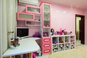 Рабочее место девочки. На стеклянных дверцах шкафчика и стеллажа пескоструйный рисунок  Рабочее место девочки. На стеклянных дверцах шкафчика и стеллажа пескоструйный рисунок