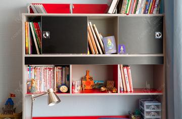 шкафчик для книг, учебников, тетрадок и других школьных вещей.