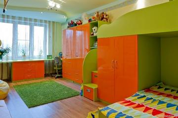 Многофункциональная детская комната для двоих детей. Яркая, но не раздражающая. Выбранное цветовое решение: микс оранжевого с салатовым. 