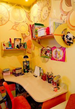 Полки для книг и предметов над рабочим столом девочки. По задумке дизайнера выполнены под углом.